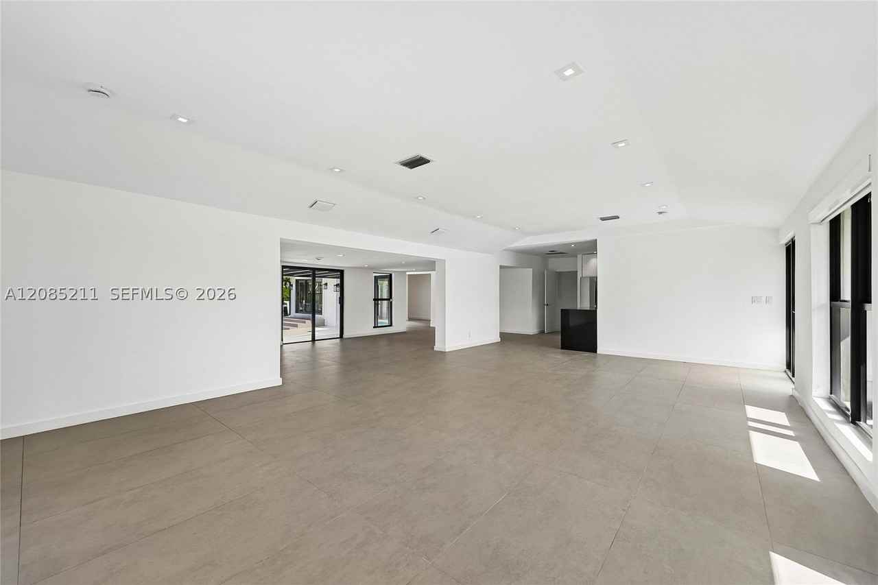 536 Hibiscus Dr - Photo 4 of 25