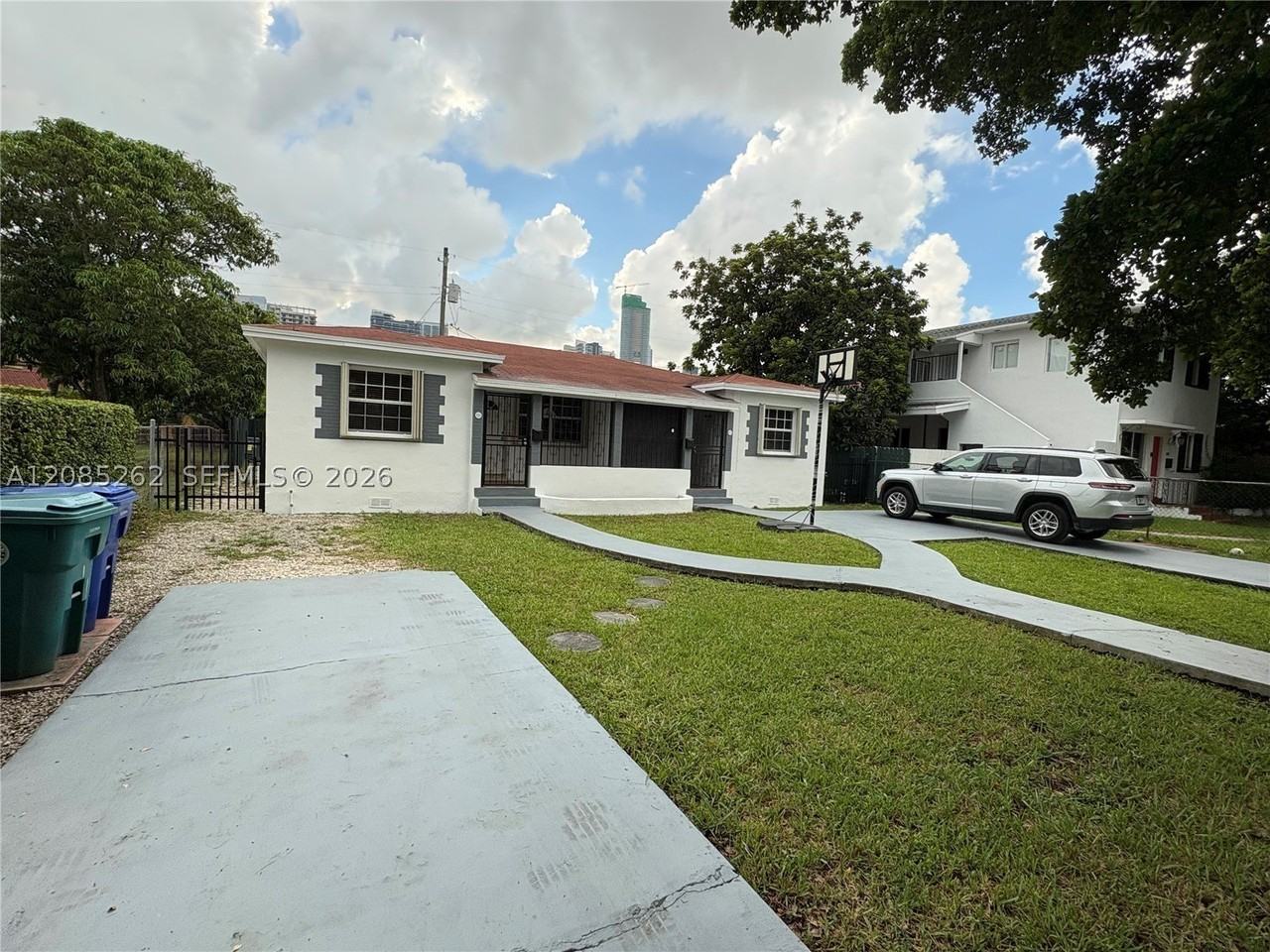 931 Sw 6th Ave #931 - Photo 3 of 19