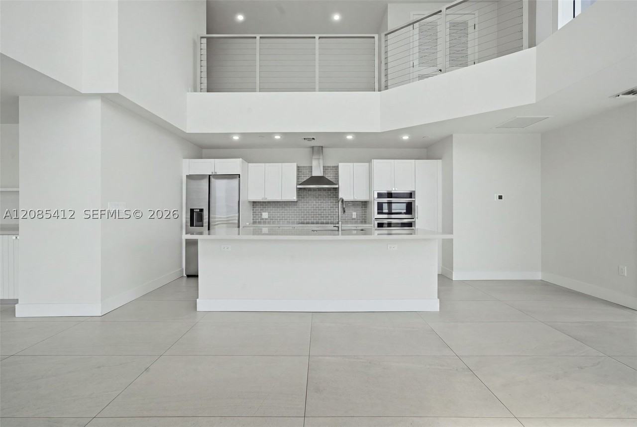 555 Ne 34th St #PH4 - Photo 4 of 50