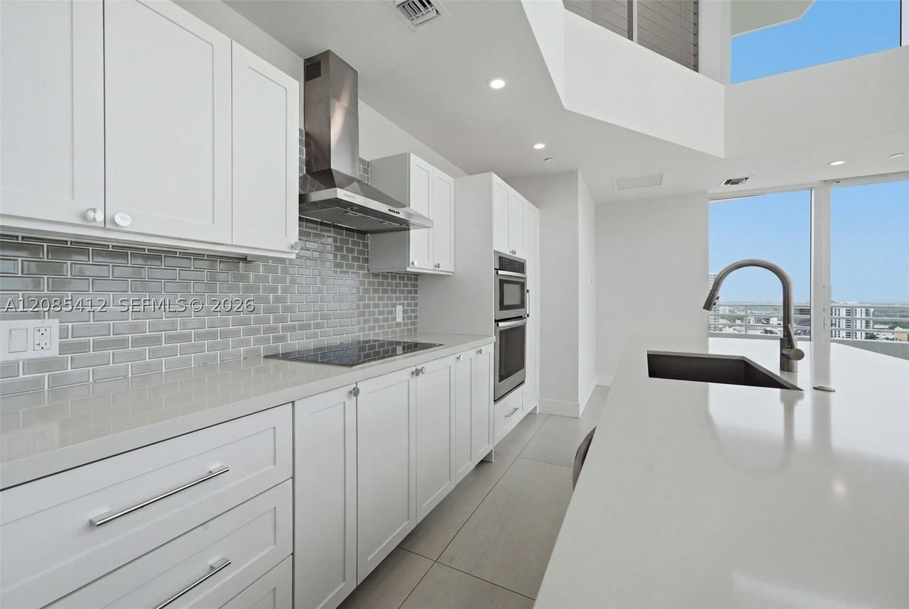 555 Ne 34th St #PH4 - Photo 5 of 50