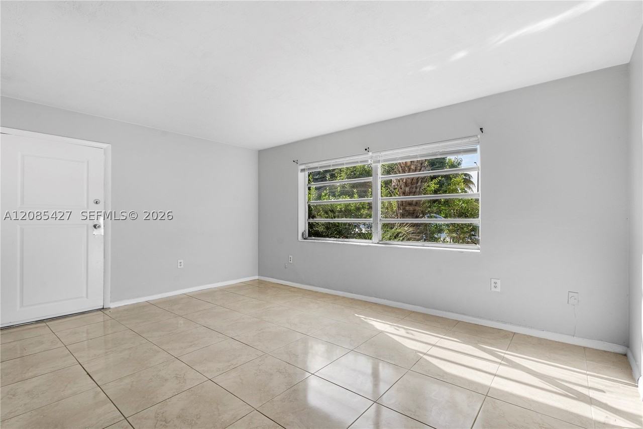 2040 Ne 170th St #10 - Photo 2 of 23