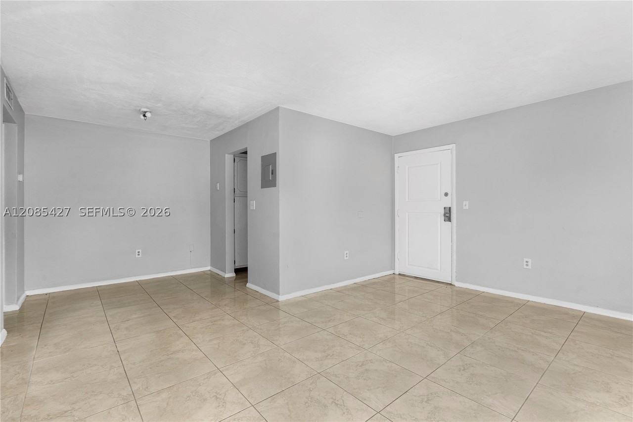 2040 Ne 170th St #10 - Photo 4 of 23