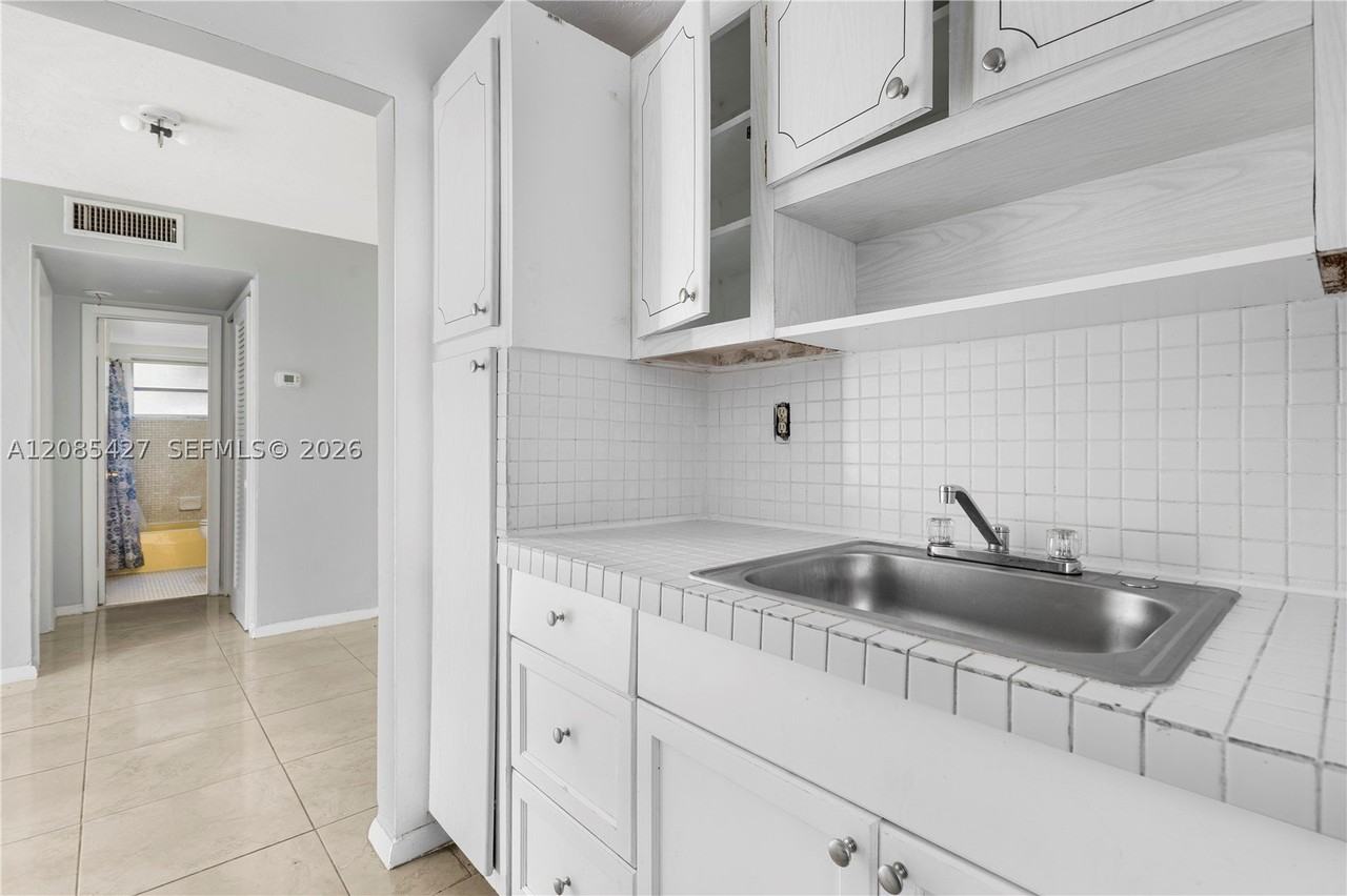 2040 Ne 170th St #10 - Photo 7 of 23