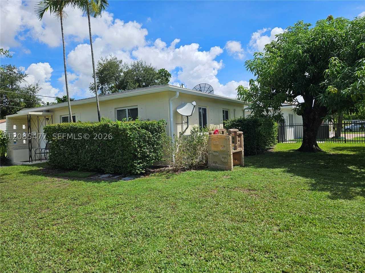 145 Sw 60th Ct - Photo 3 of 32