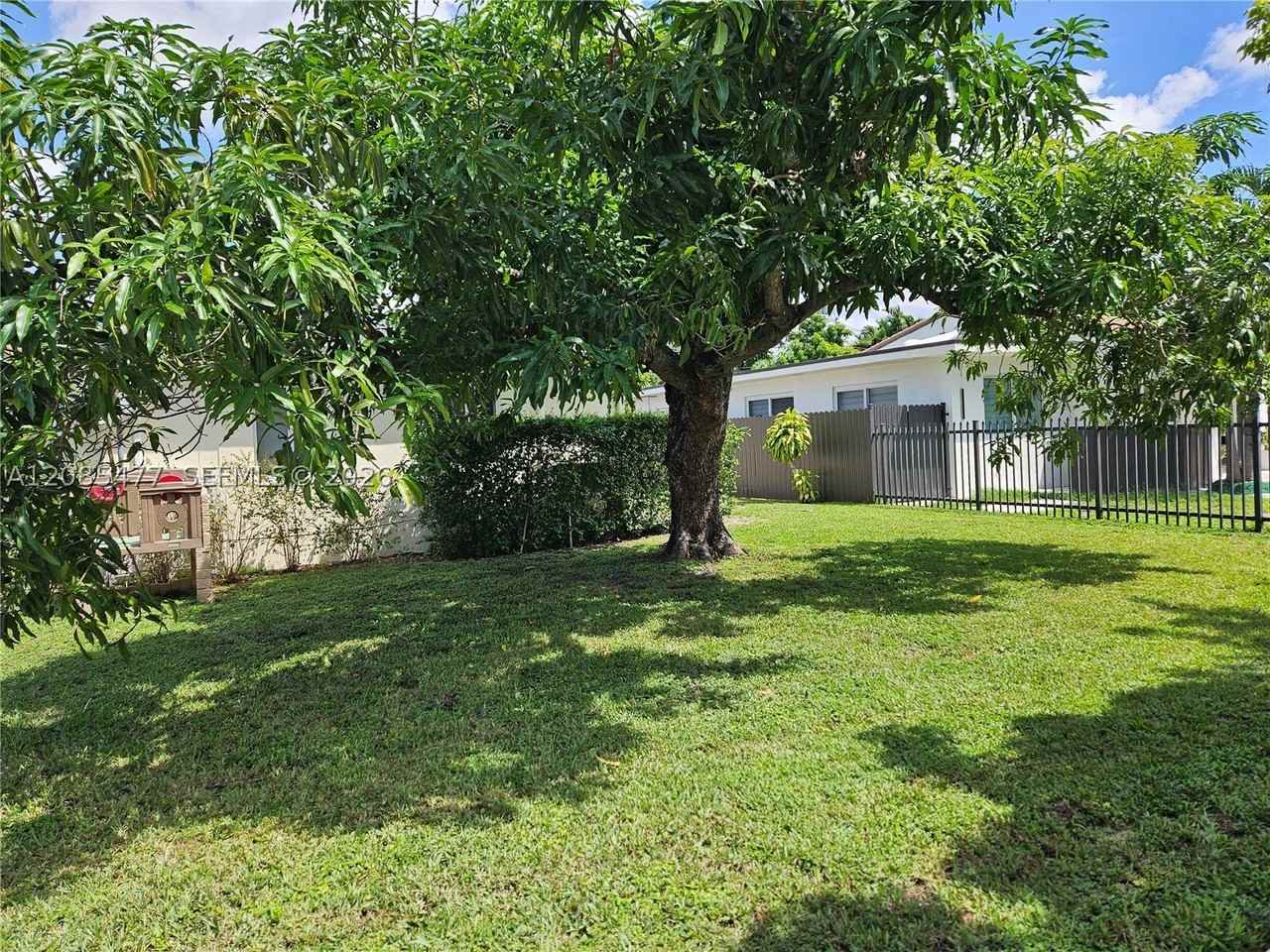145 Sw 60th Ct - Photo 4 of 32