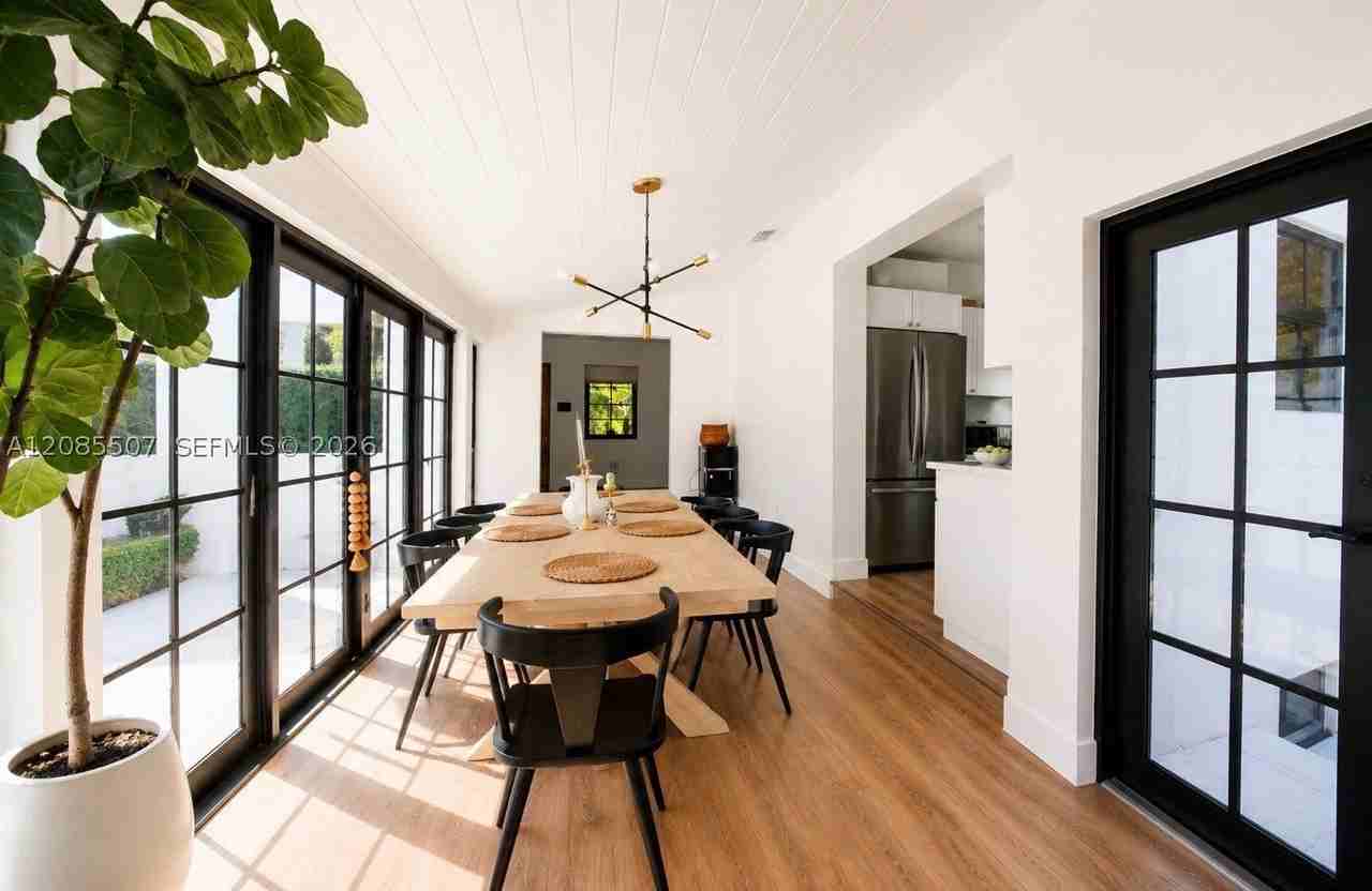 735 Ne 72nd St - Photo 3 of 37
