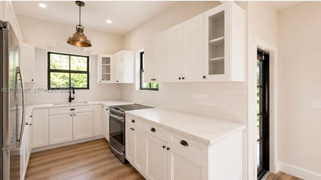 735 Ne 72nd St - Photo 5 of 37