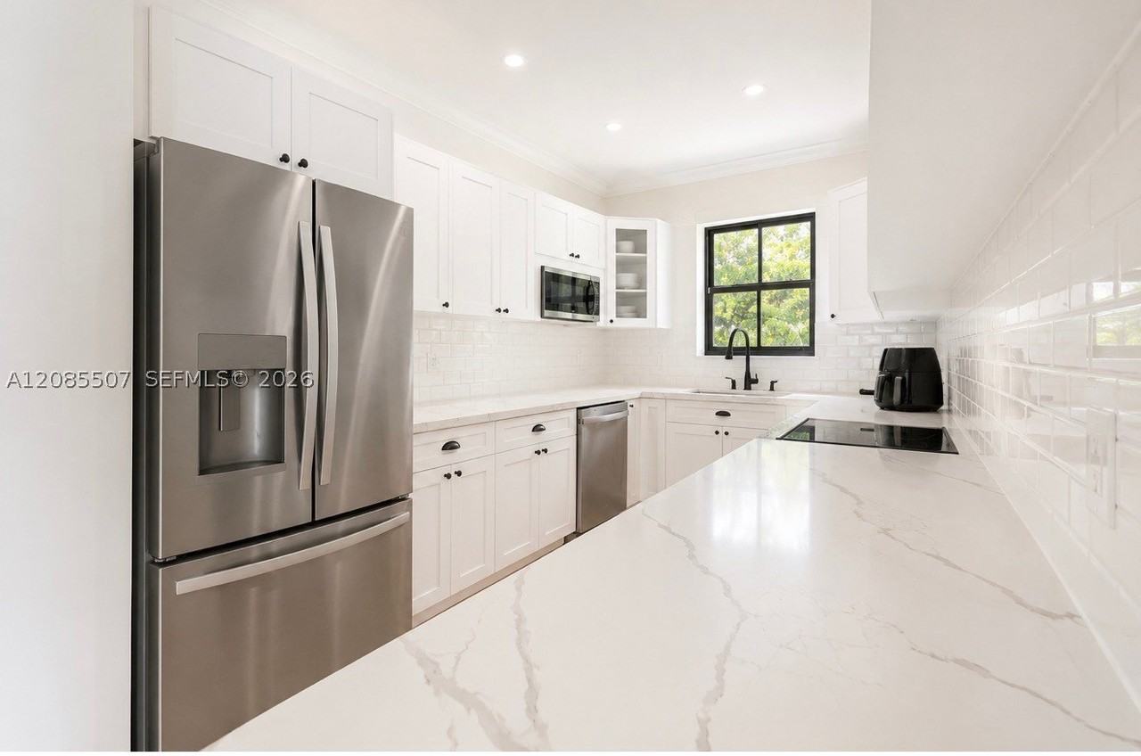 735 Ne 72nd St - Photo 6 of 37
