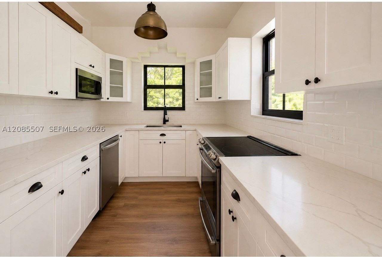 735 Ne 72nd St - Photo 7 of 37