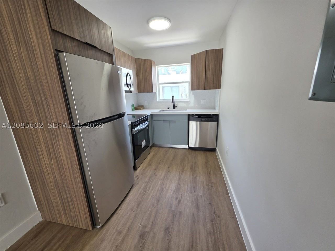 570 Ne 63rd St #3 - Photo 3 of 12