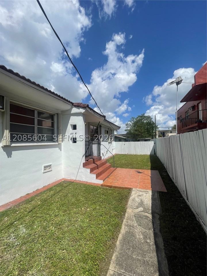 1529 Sw 2nd St #1529 - Photo 4 of 13
