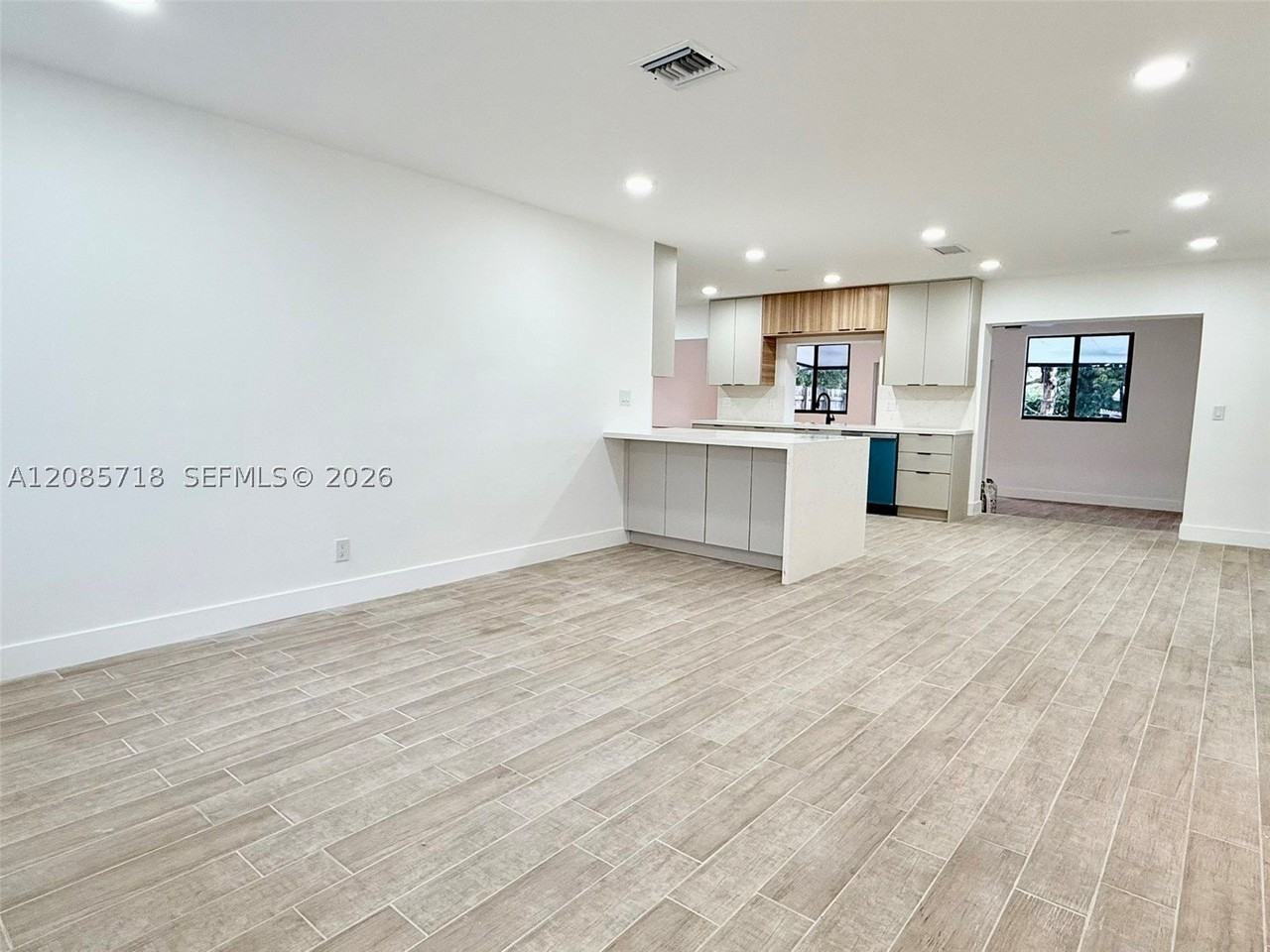 2201 N 54th Ave #0 - Photo 2 of 29