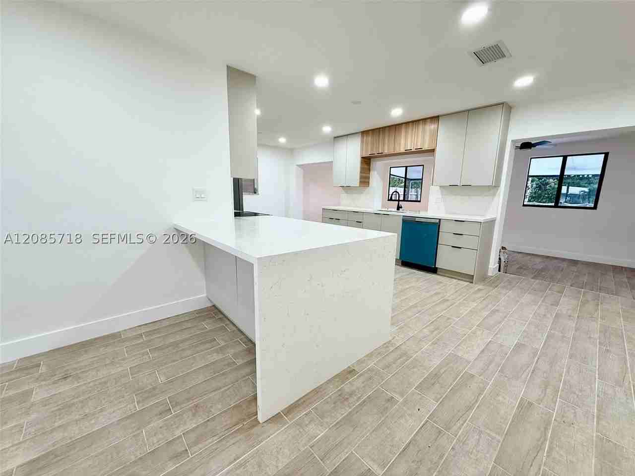 2201 N 54th Ave #0 - Photo 4 of 29