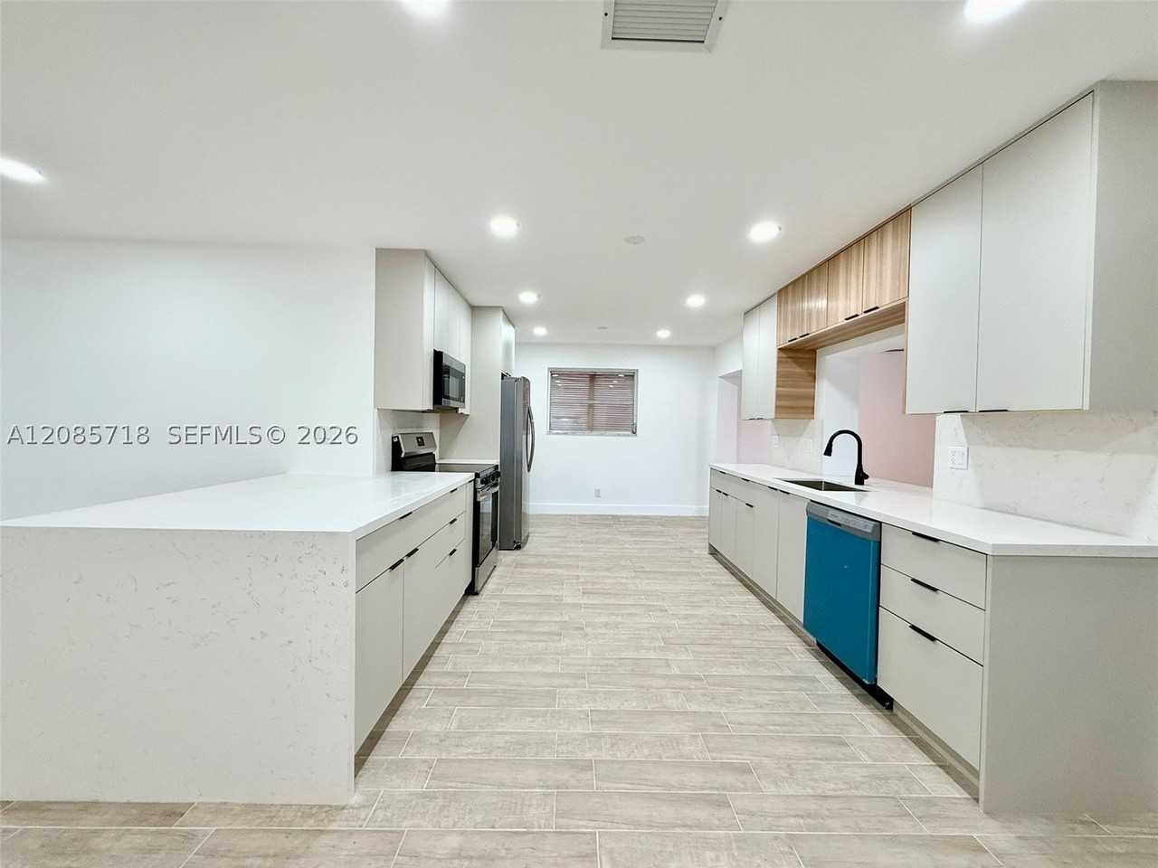 2201 N 54th Ave #0 - Photo 5 of 29