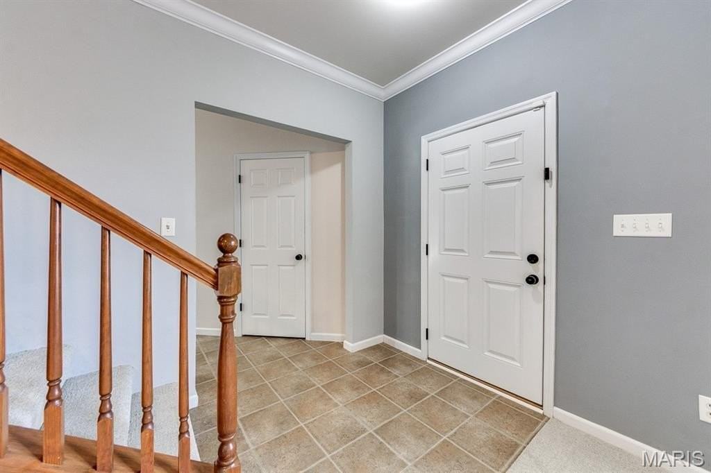 546 Springhurst Pkwy - Photo 2 of 41