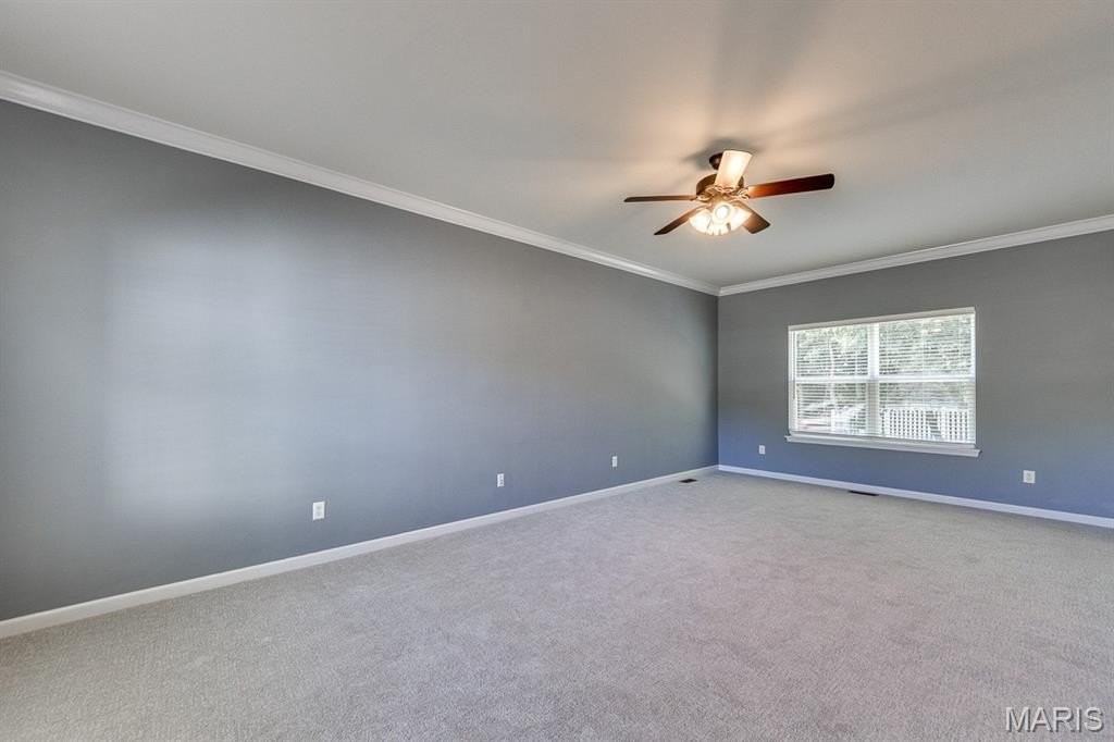 546 Springhurst Pkwy - Photo 3 of 41