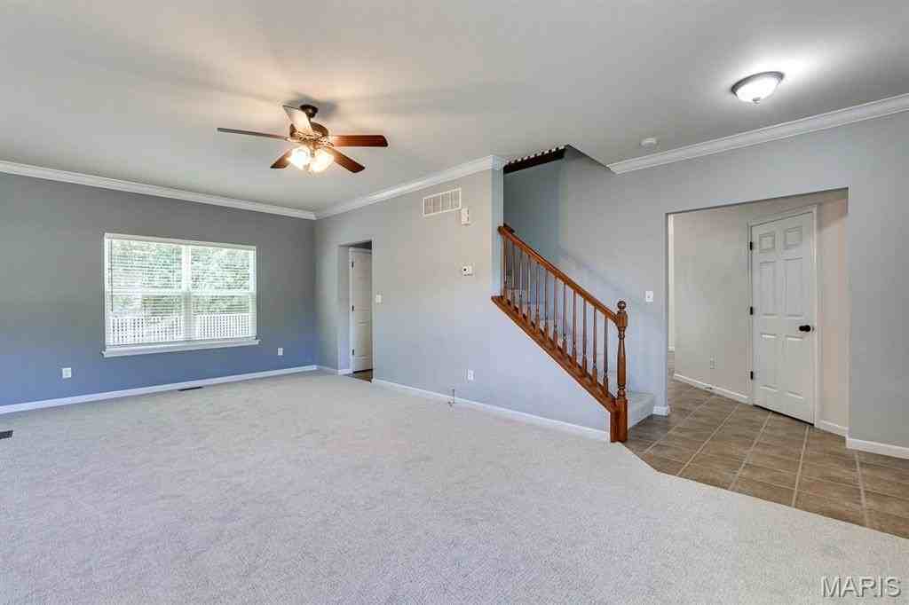 546 Springhurst Pkwy - Photo 4 of 41