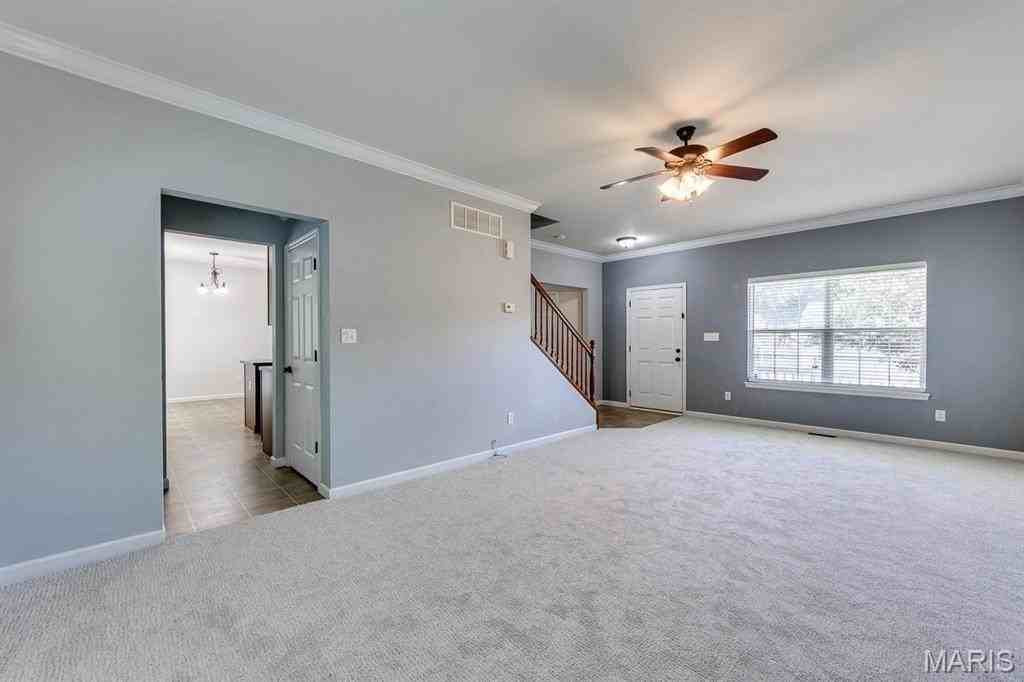 546 Springhurst Pkwy - Photo 5 of 41