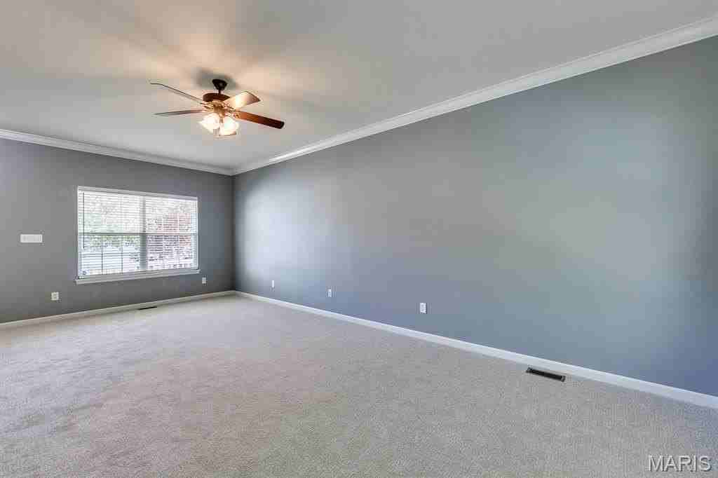 546 Springhurst Pkwy - Photo 6 of 41