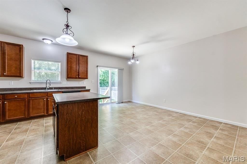 546 Springhurst Pkwy - Photo 7 of 41