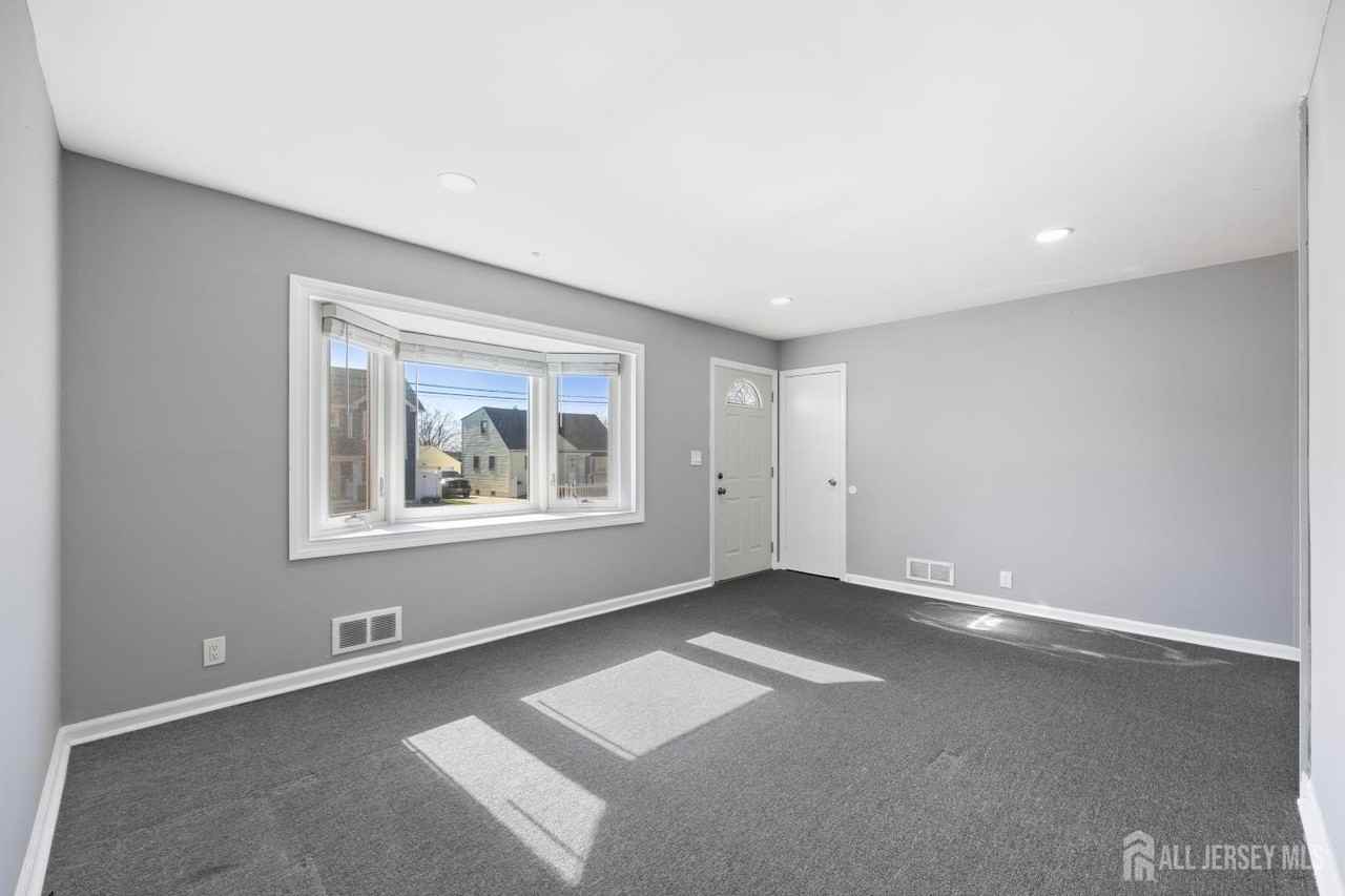 48 Buchanan Ave - Photo 3 of 32