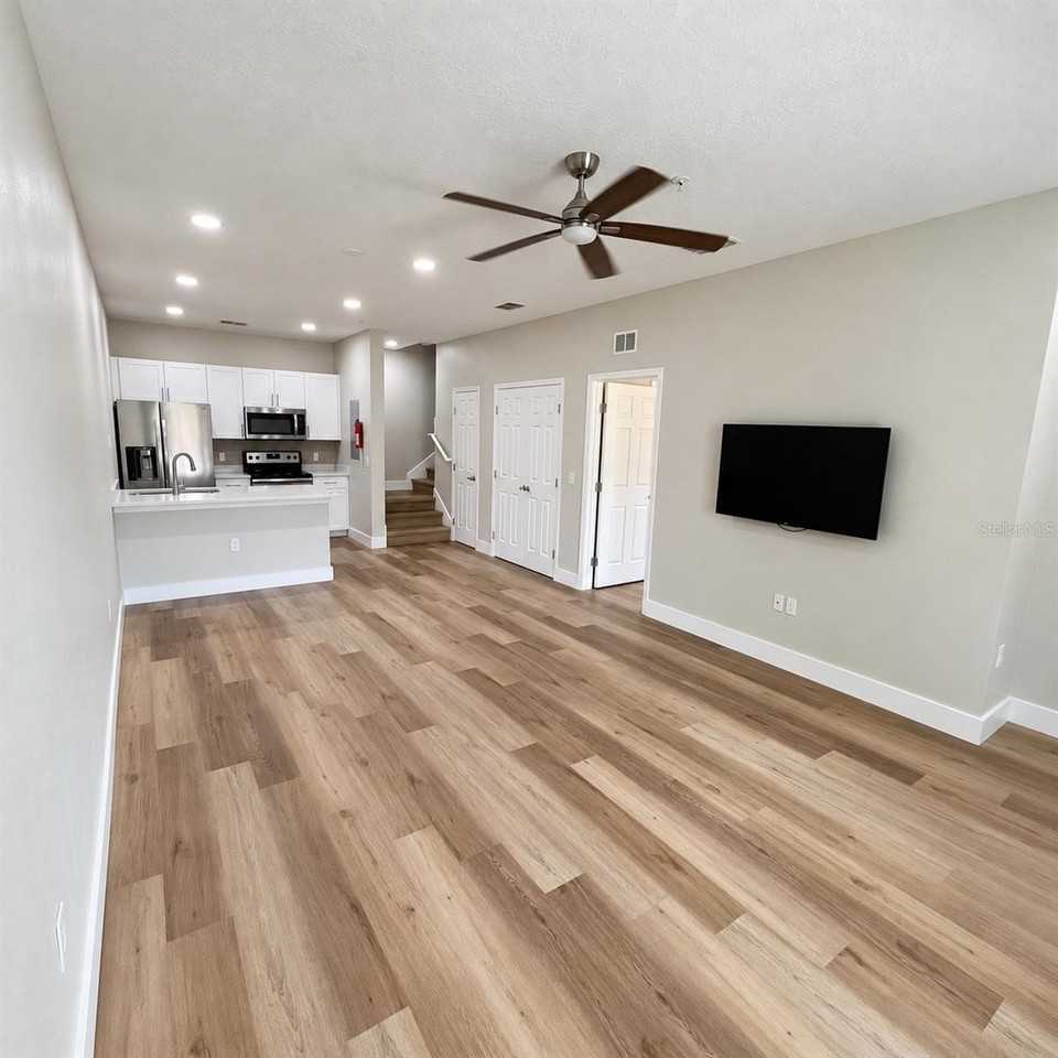 8921 Shine Dr - Photo 3 of 35