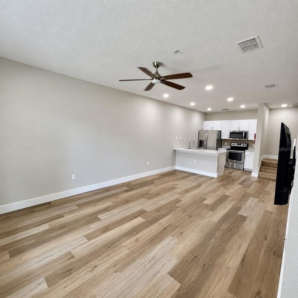 8921 Shine Dr - Photo 4 of 35