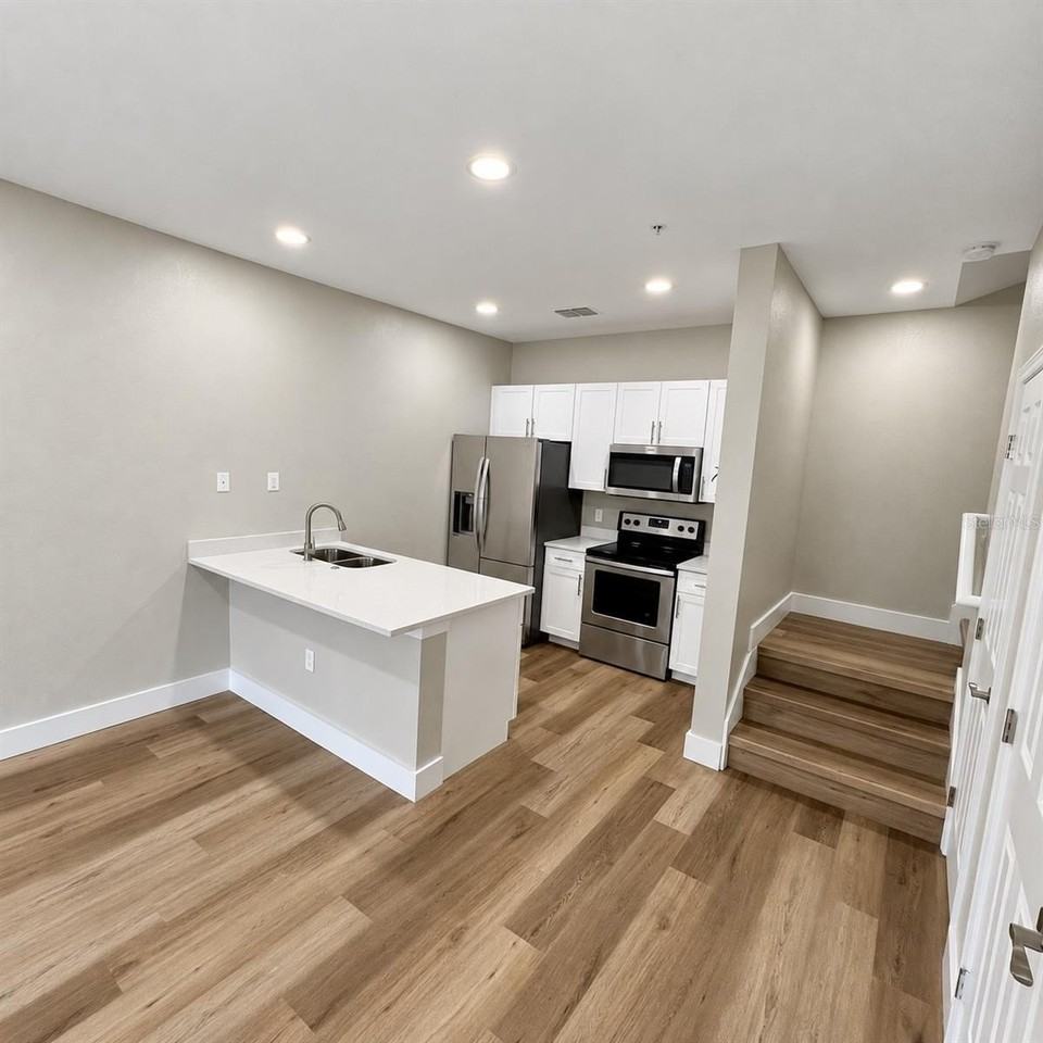 8921 Shine Dr - Photo 6 of 35