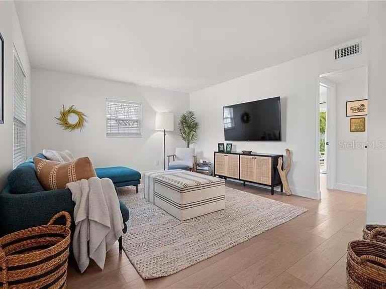 8067 123rd St - Photo 4 of 45