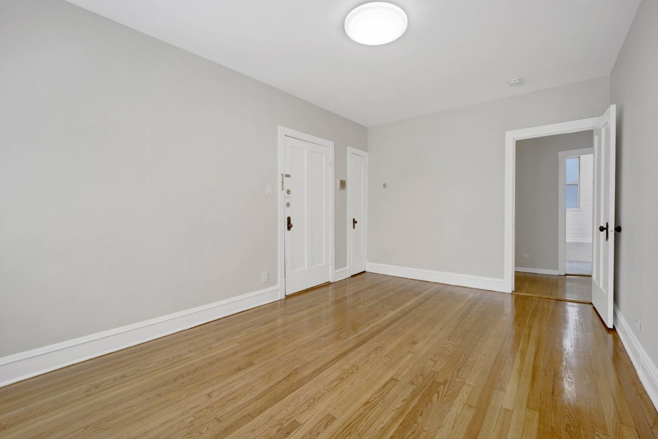 4742 W Roscoe St #2 - Photo 3 of 8