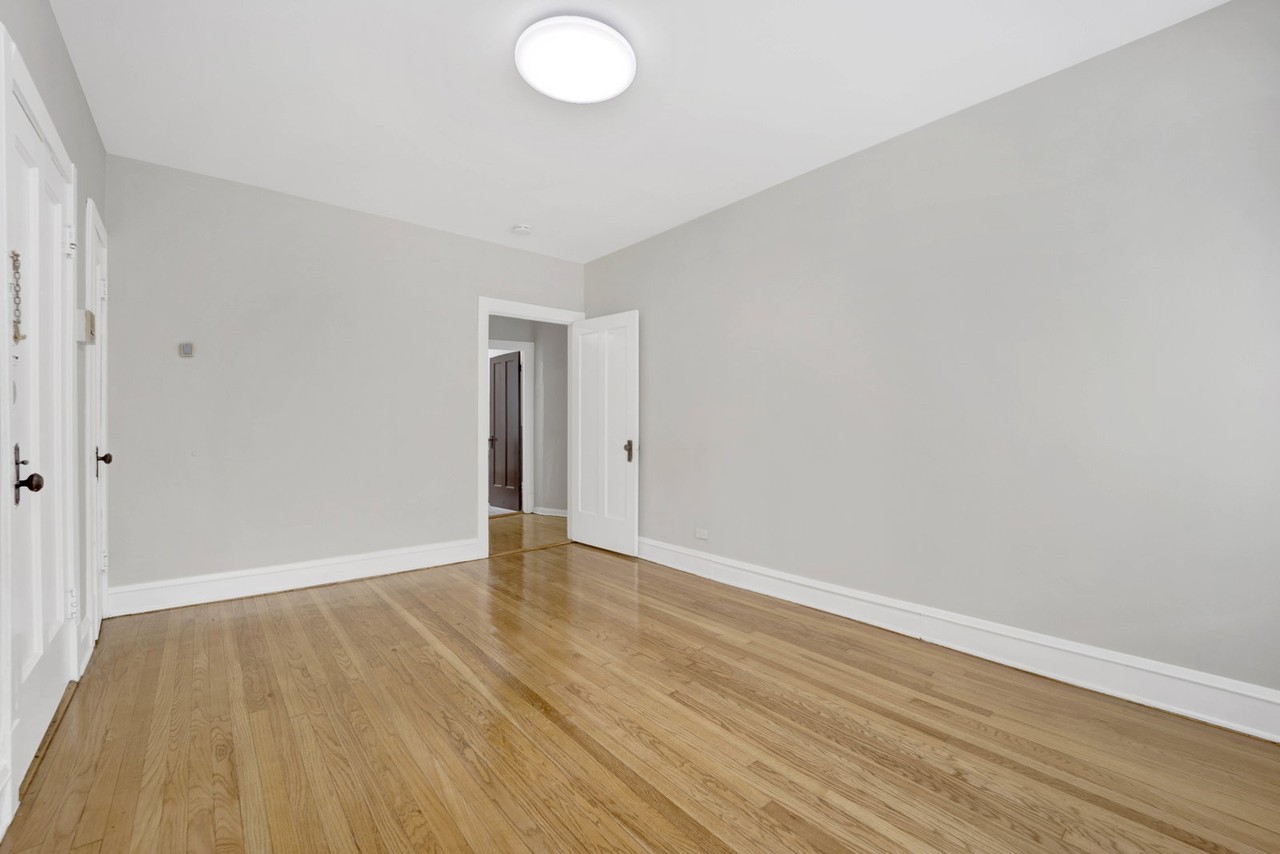 4742 W Roscoe St #2 - Photo 4 of 8