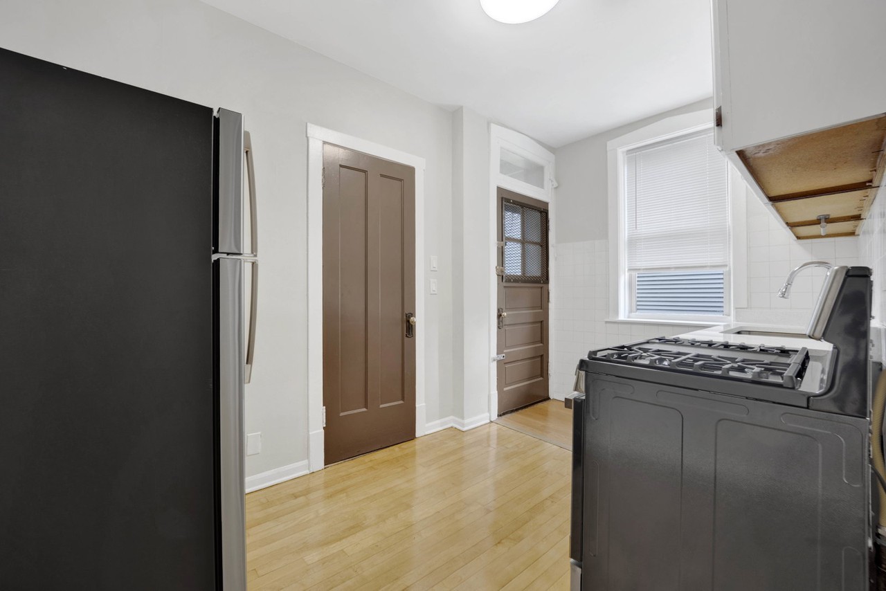 4742 W Roscoe St #2 - Photo 5 of 8