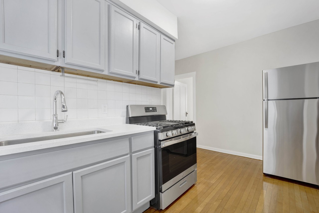 4742 W Roscoe St #2 - Photo 6 of 8