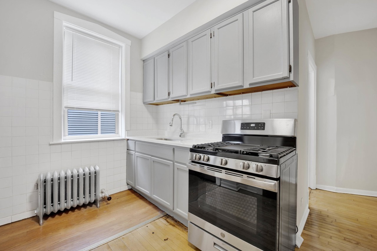 4742 W Roscoe St #2 - Photo 7 of 8