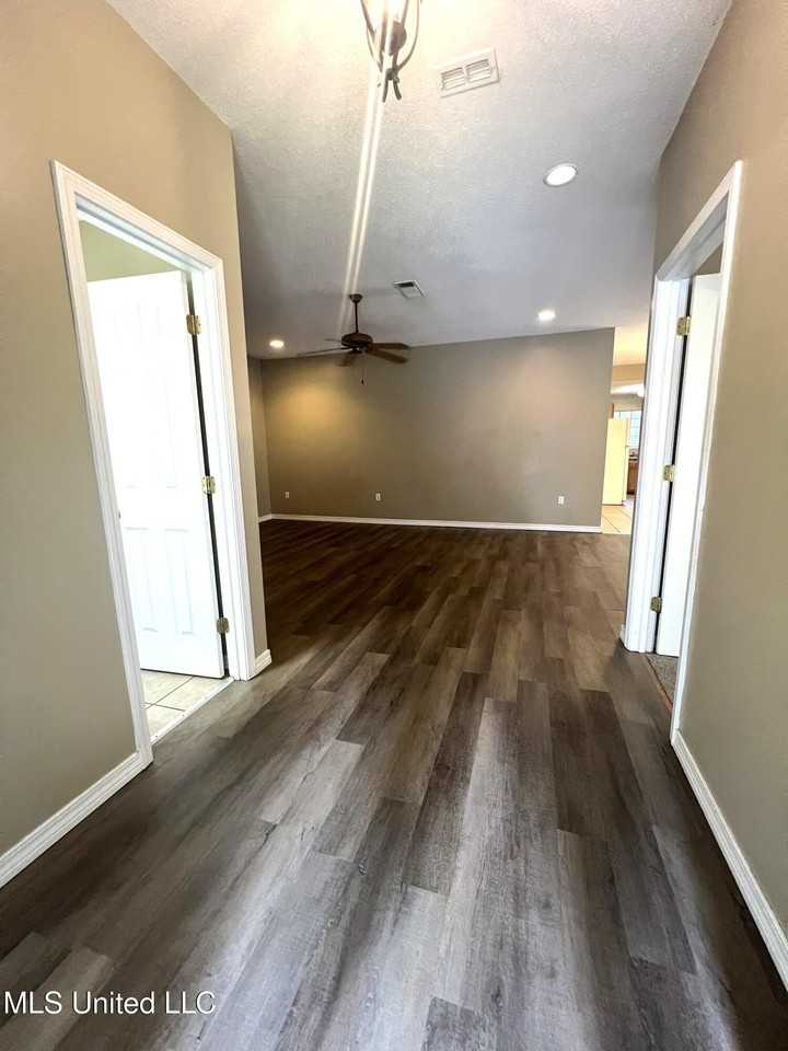 12338 Windward Dr - Photo 3 of 20