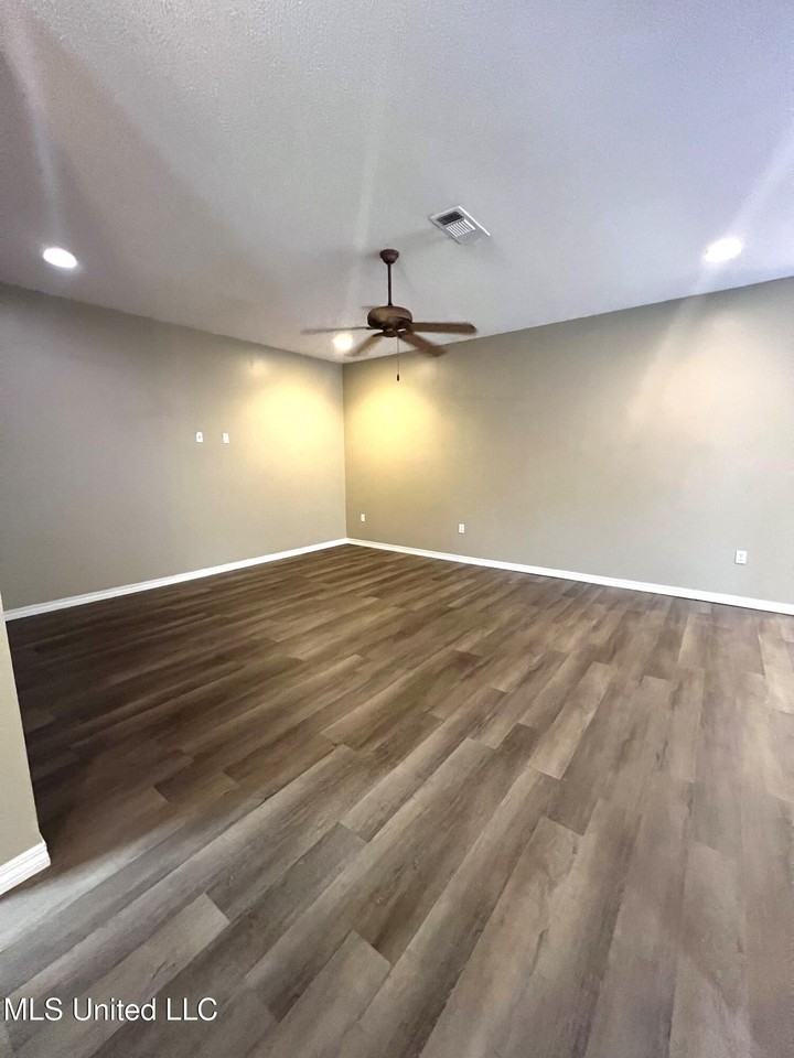 12338 Windward Dr - Photo 4 of 20