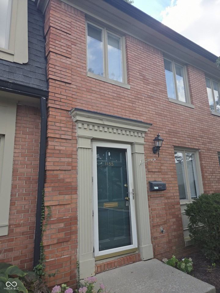 1155 Canterbury Sq S - Photo 2 of 23