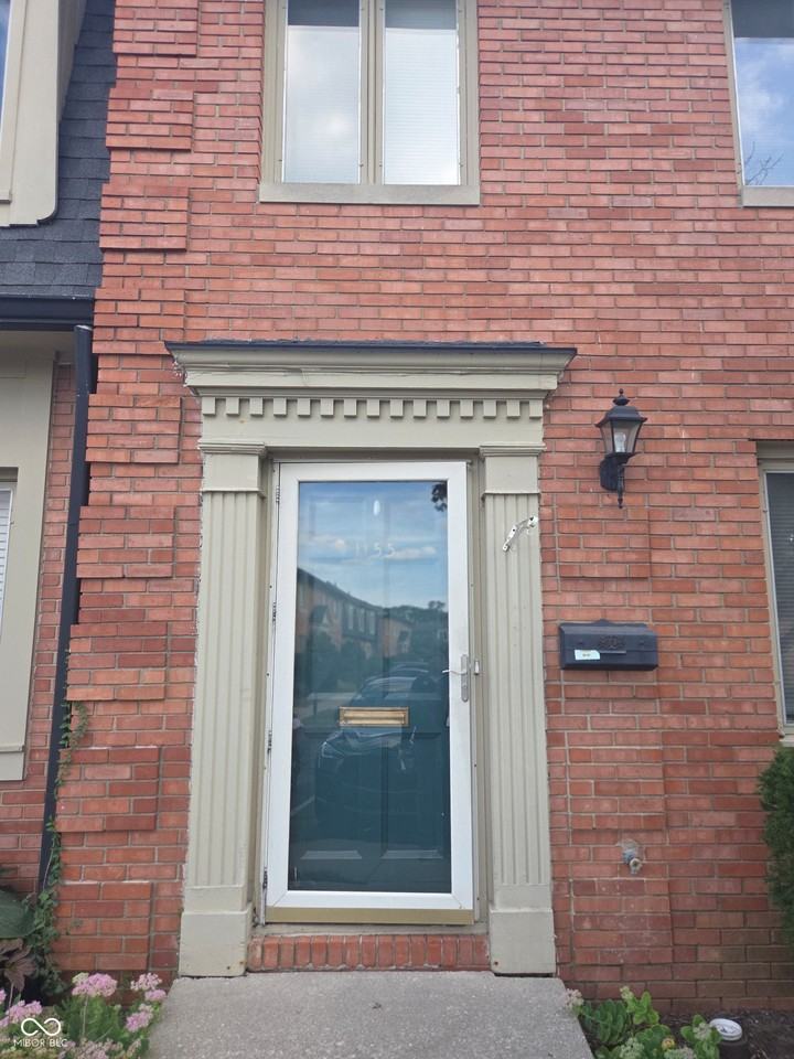 1155 Canterbury Sq S - Photo 3 of 23