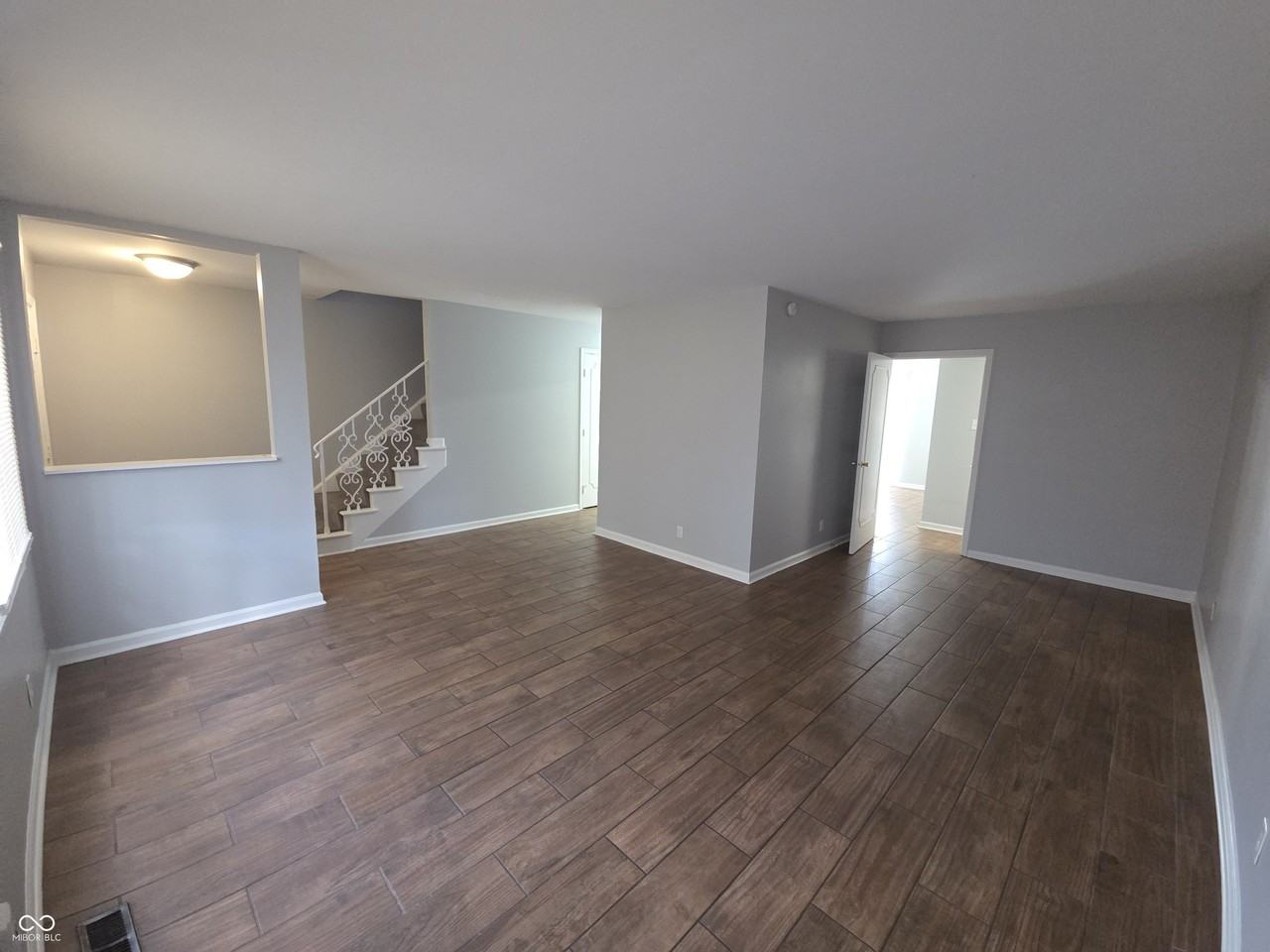 1155 Canterbury Sq S - Photo 4 of 23