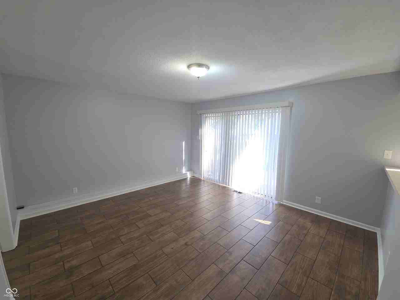 1155 Canterbury Sq S - Photo 7 of 23