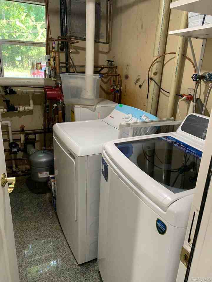 1093 Round Swamp Rd - Photo 5 of 7
