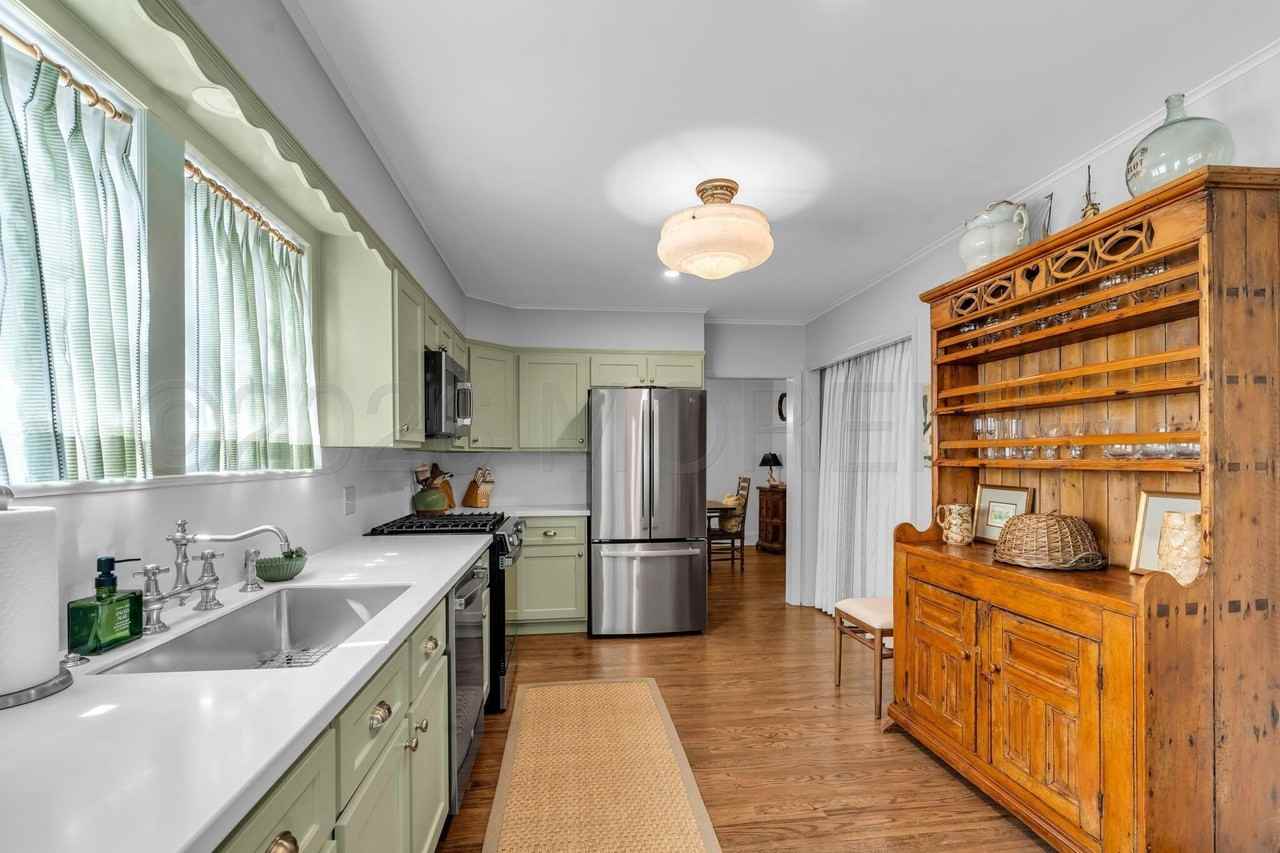 204 Monroe Ave - Photo 7 of 19