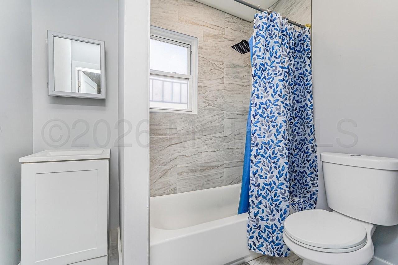 1235 Washington Ave #2 - Photo 5 of 10