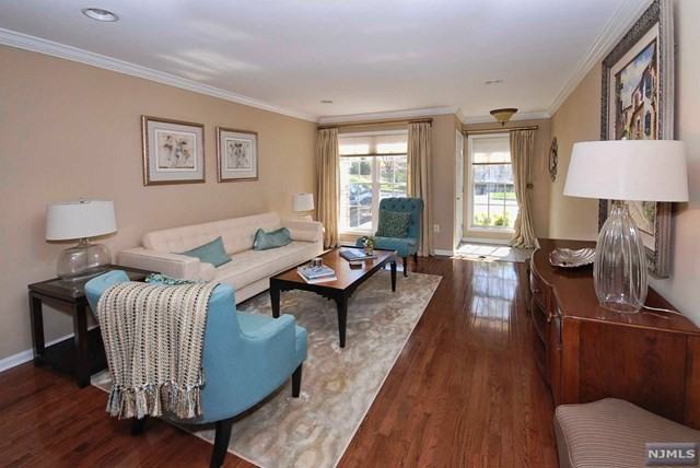 101 Spruce Ln - Photo 2 of 25