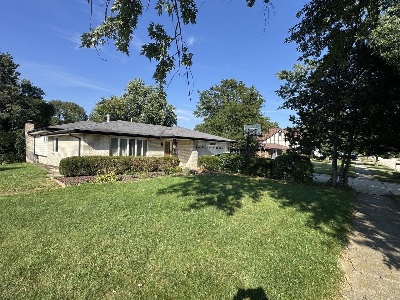17W154 Terry Trl - Photo 2 of 32