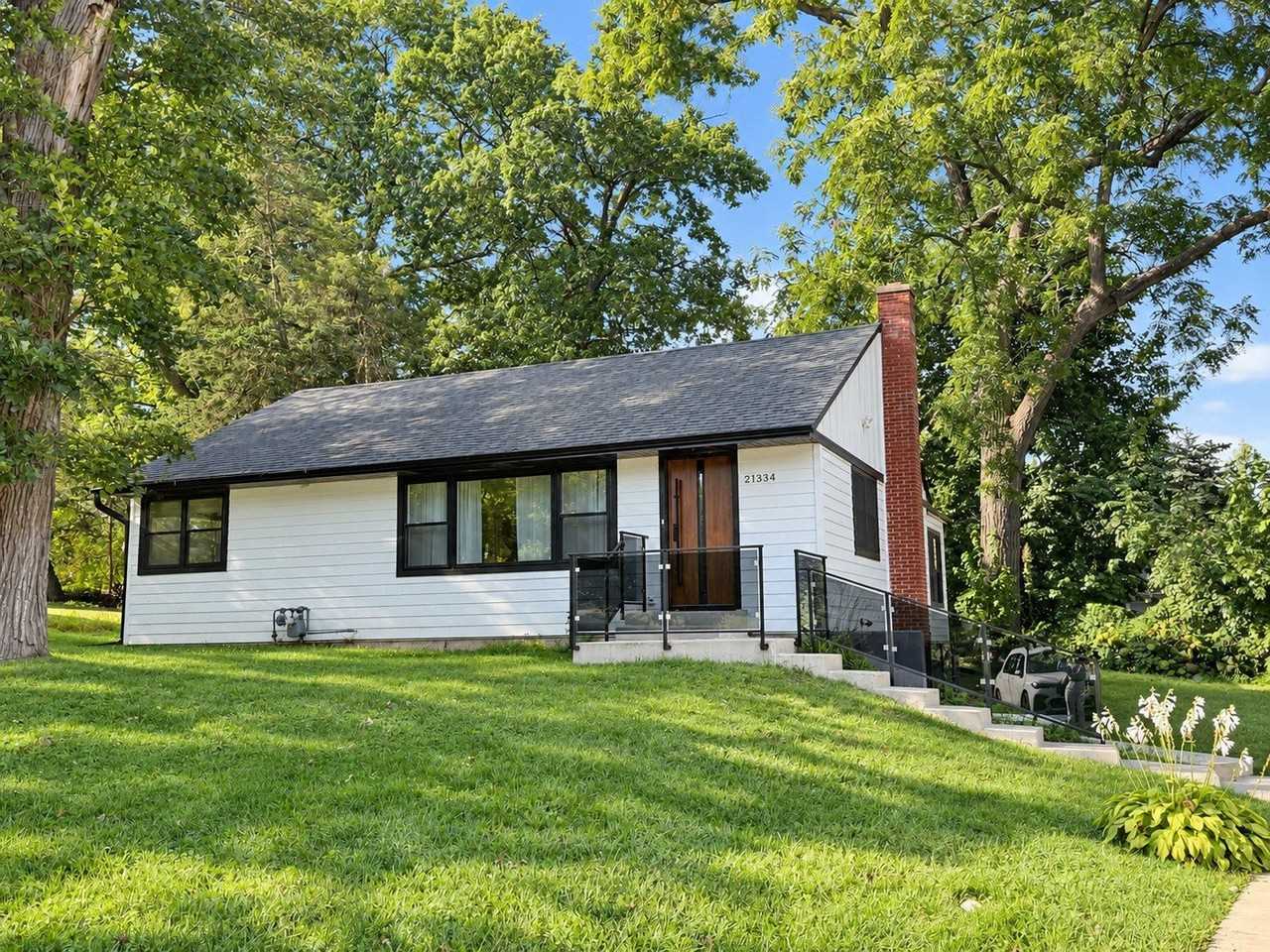 21334 W Pepper Dr - Photo 2 of 17