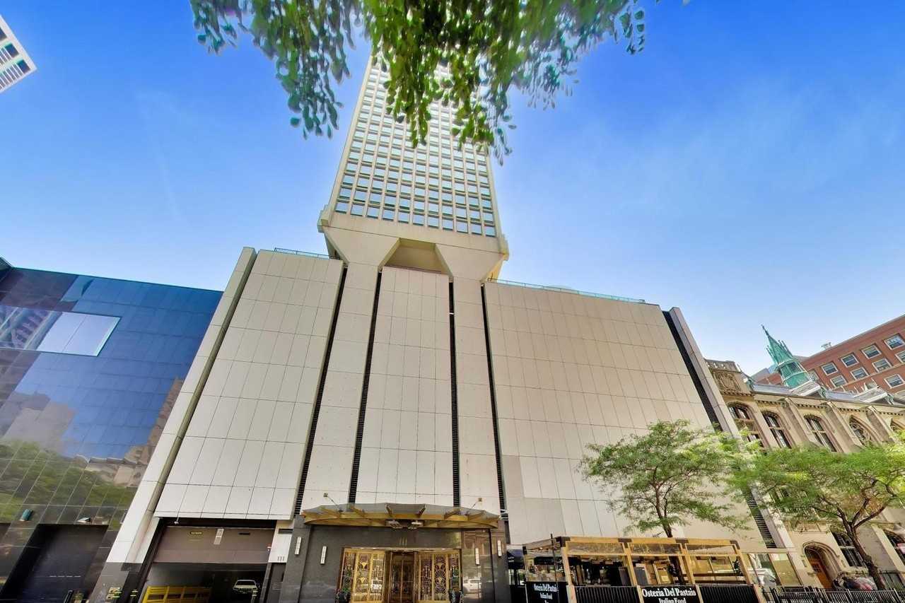 111 E Chestnut St #35J