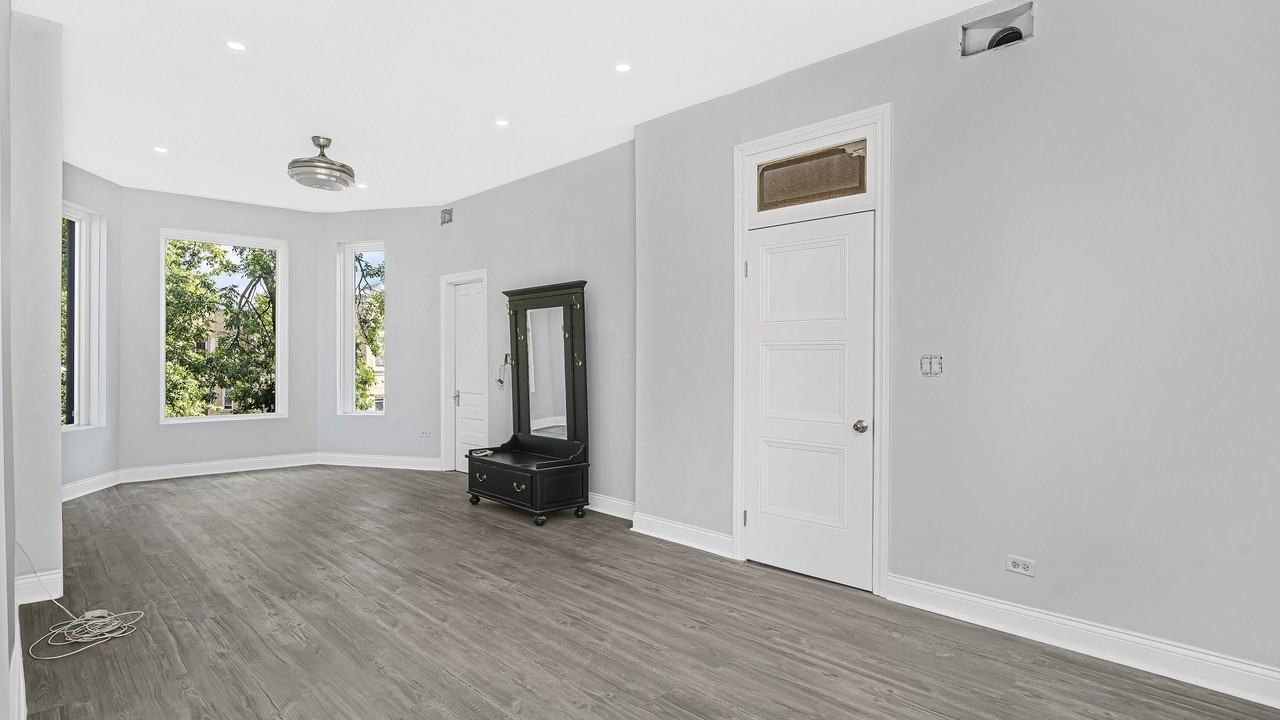 3227 W Beach Ave #3 - Photo 4 of 13