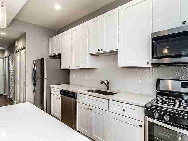 2246 S Whipple St #3R - Photo 3 of 8