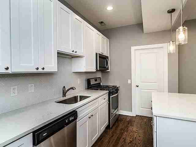 2246 S Whipple St #3R - Photo 4 of 8